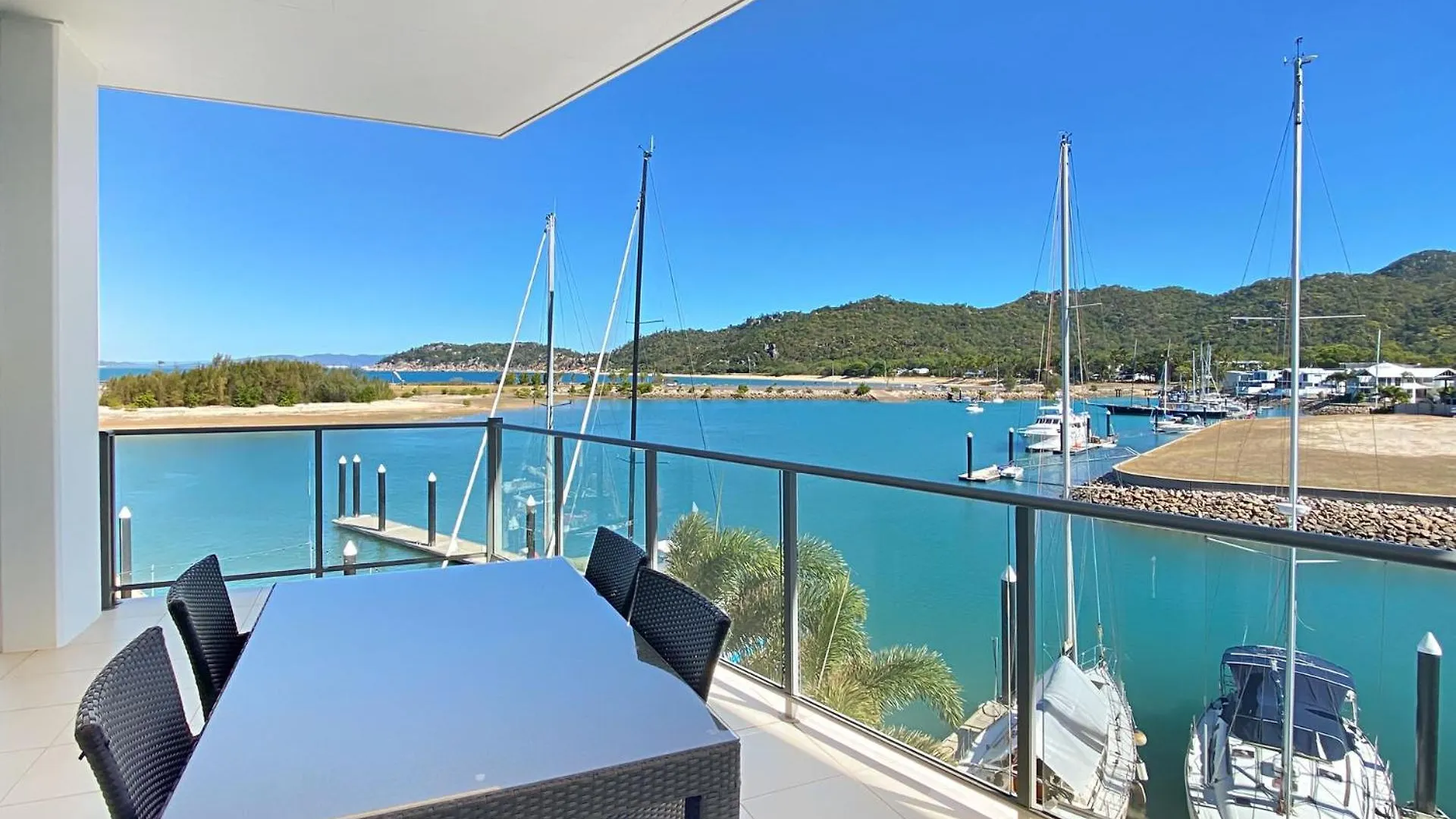 Blue On Blue Apartment 1361 Nelly Bay Aparthotel