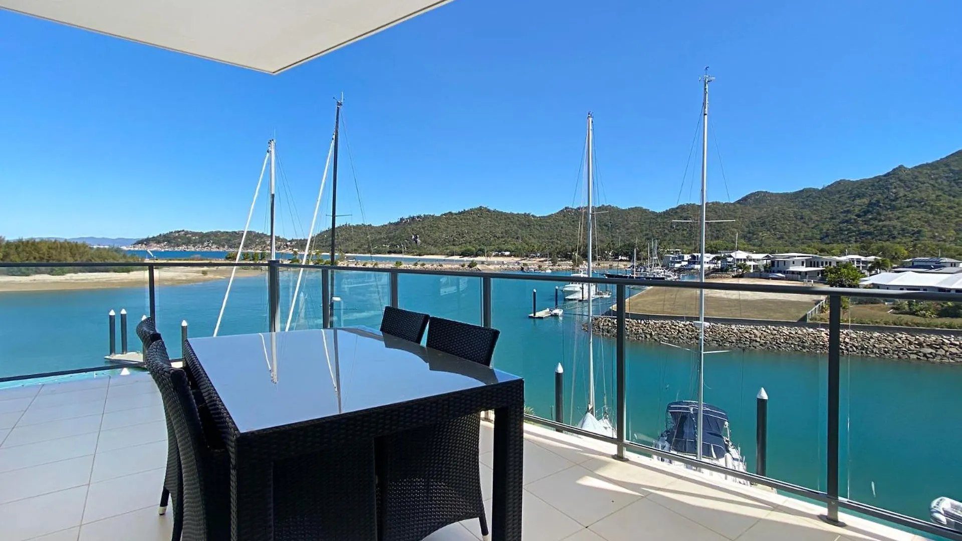 Blue On Blue Apartment 1361 Nelly Bay Aparthotel